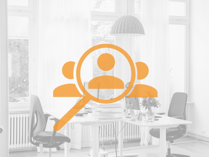 Executive Search & Headhunting Logo mit drei Personen und einer Lupe auf die Person in der Mitter gerichtet, im Hintergrund helles Büro.