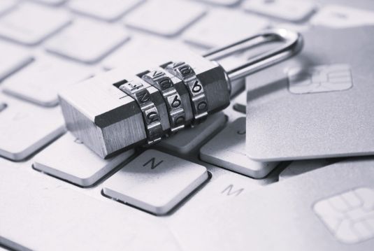 Symbolbild für Cybersecurity: Ein Vorhängeschloss auf einer Tastatur steht für Datenschutz und Schutz persönlicher Daten in der digitalen Welt.