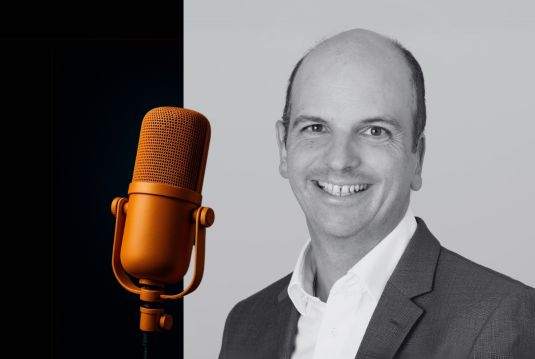 orangenes Mikrofon; rechts ein Porträt von Christian Biedermann, freundlich lächelnd in schwarz-weiss