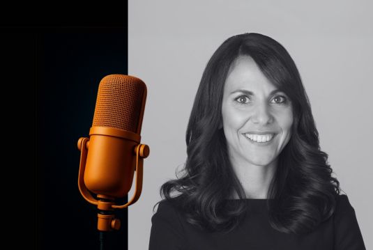 orangenes Mikrofon; rechts ein Porträt von Denise Stuker, freundlich lächelnd in schwarz-weiss