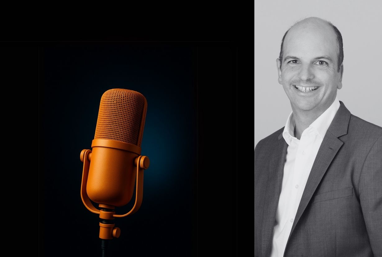 Our Approach to Executive Search – Putting People First A microphone on a stage with a dark blue background and light reflections; in the top right corner, a circular portrait of Christian Biedermann, smiling and dressed in a suit.