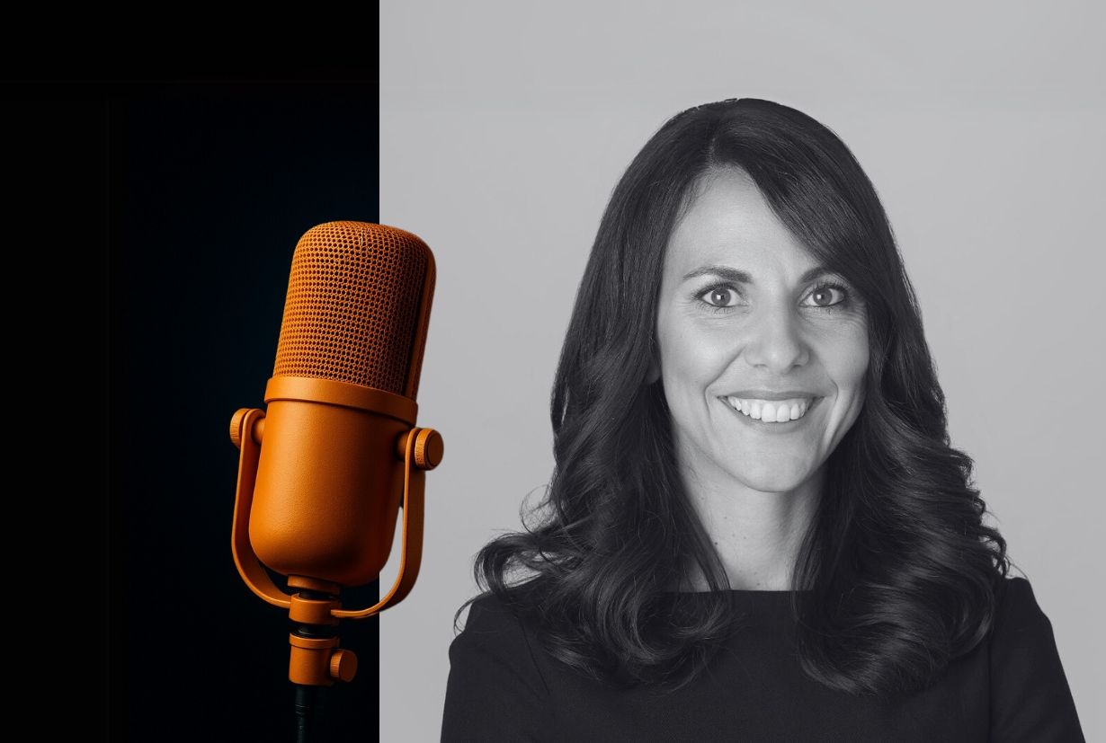 orangenes Mikrofon; rechts ein Porträt von Denise Stuker, freundlich lächelnd in schwarz-weiss